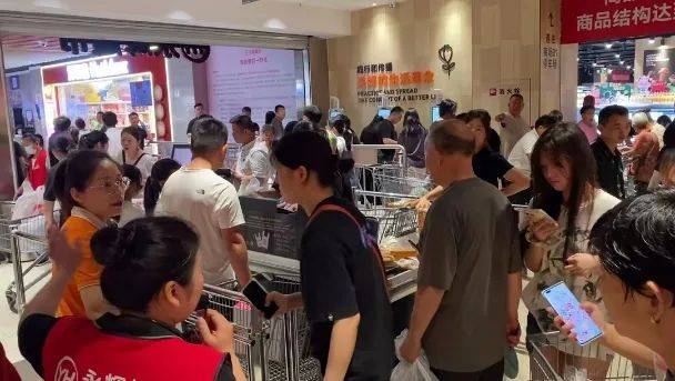 小时进不去胖东来为啥这么火？EVO视讯真人凌晨6点排队3(图5)