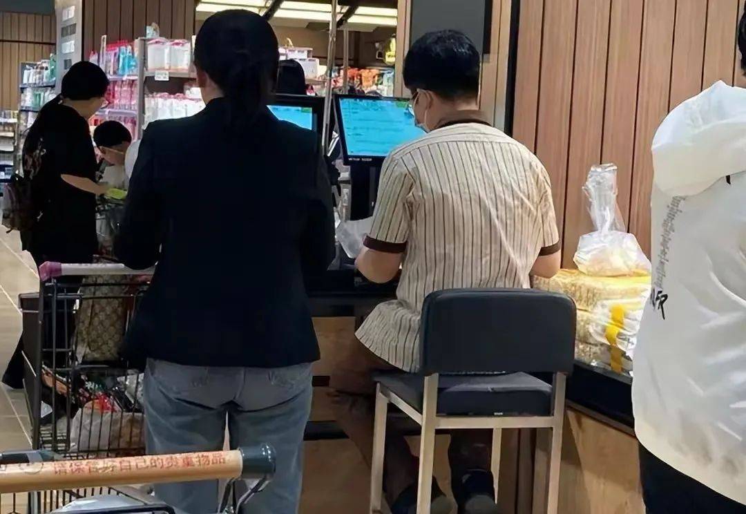 小时进不去胖东来为啥这么火？EVO视讯真人凌晨6点排队3(图13)