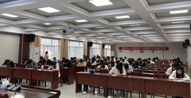 儿托育服务与管理专业技能大赛：以赛促学共育托育英才EVO视讯真人信阳涉外职业技术学院艺教综合系婴幼(图2)